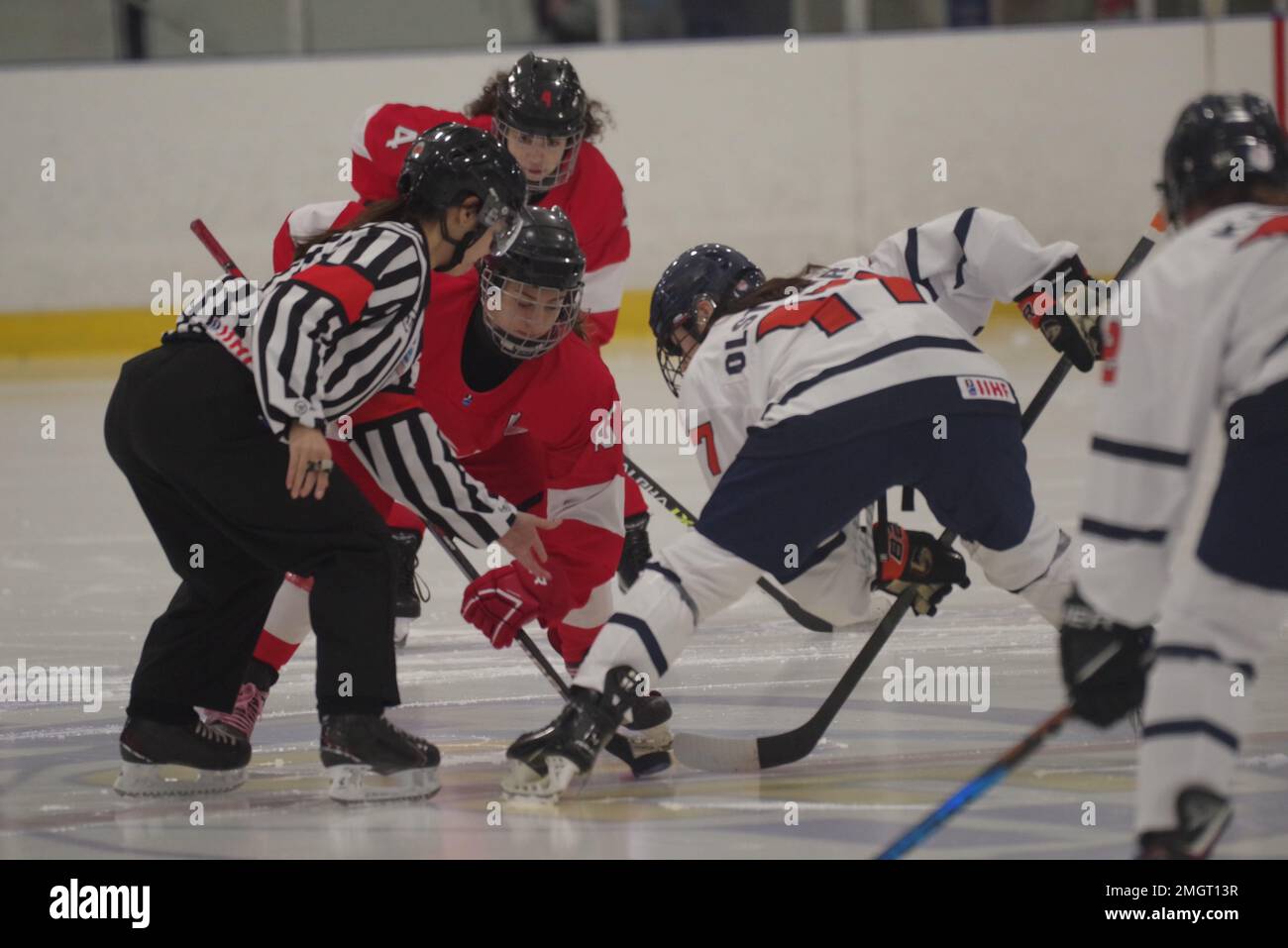 Dumfries, Schottland, 26. Januar 2023. Ringrichter Reica Staiger lässt den Puck fallen, um das Spiel zwischen der Türkei und den Niederlanden bei der IIHF-Eishockey-Frauenweltmeisterschaft U18 in der Division II, Gruppe A, beim Dumfries Ice Bowl zu beginnen. Kredit: Colin Edwards/Alamy Live News Stockfoto