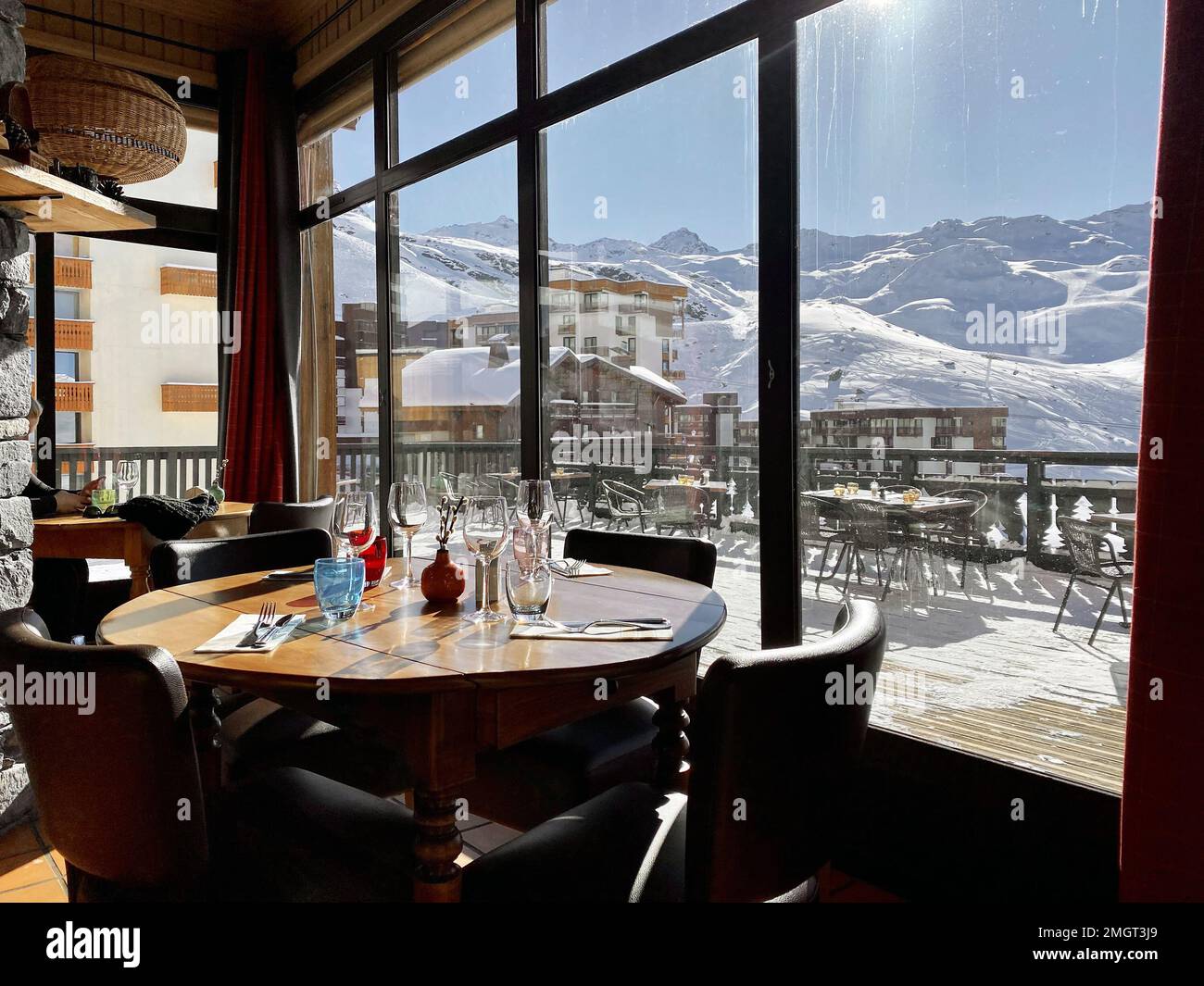 Blick vom Café-Fenster auf die schneebedeckten Berge Stockfoto