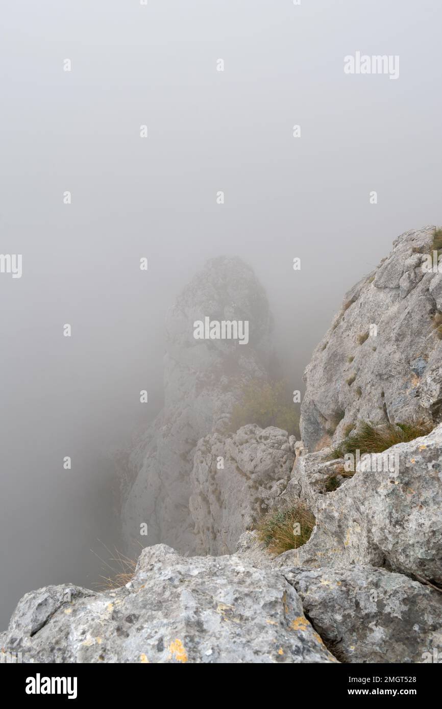 Felsen in der Nähe des Berggipfels mit Blick auf den Nebel, Berglandschaft Stockfoto