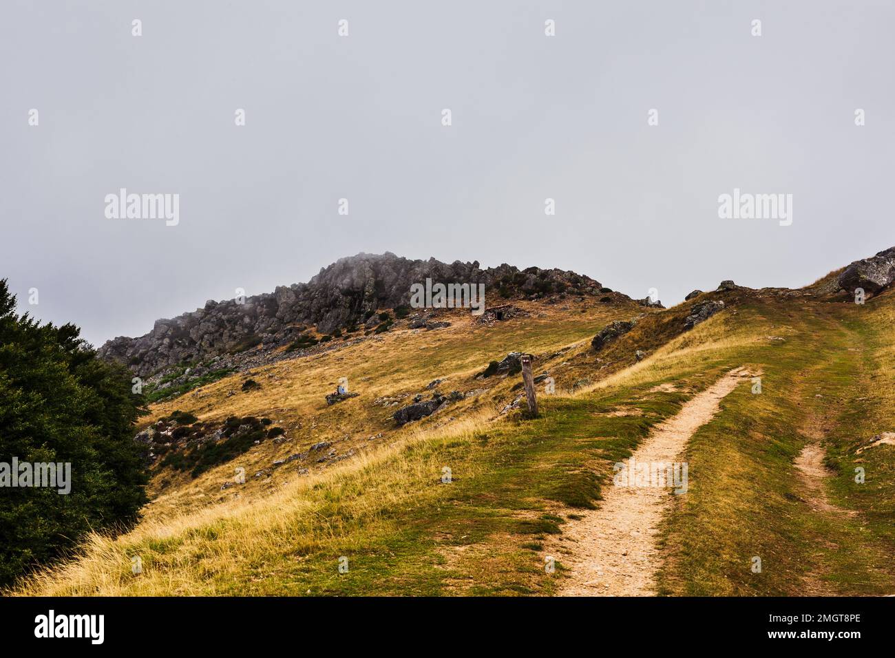 Weg entlang des St. James. Malerischer Blick auf die Landschaft und die Berge vor dem Himmel Stockfoto
