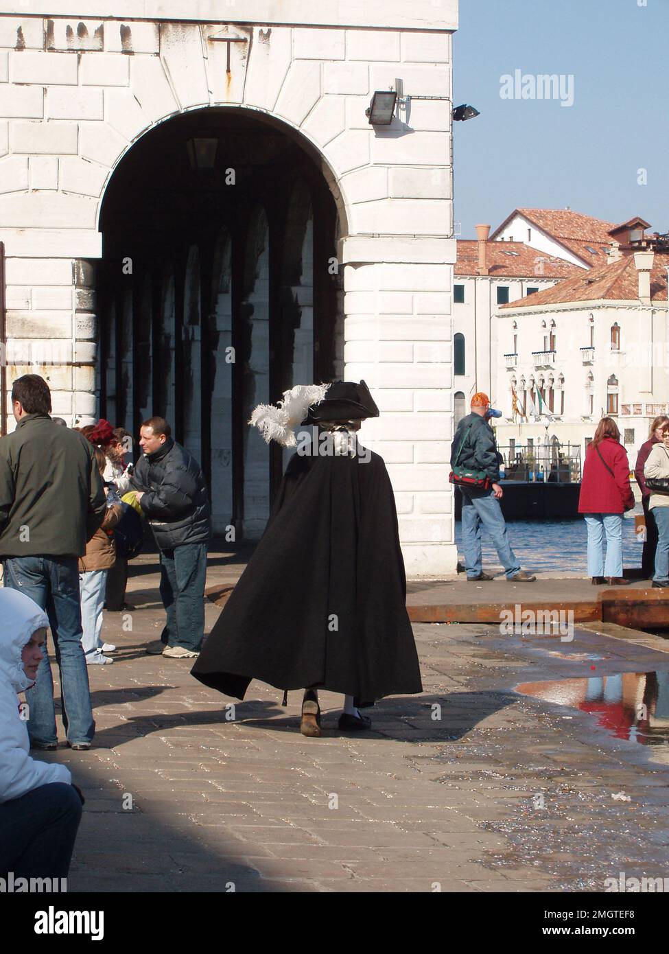 Maskierter Mann mit der typisch venezianischen maske 'bauta'. Venedig, Italien - 10. Februar 2008 Stockfoto