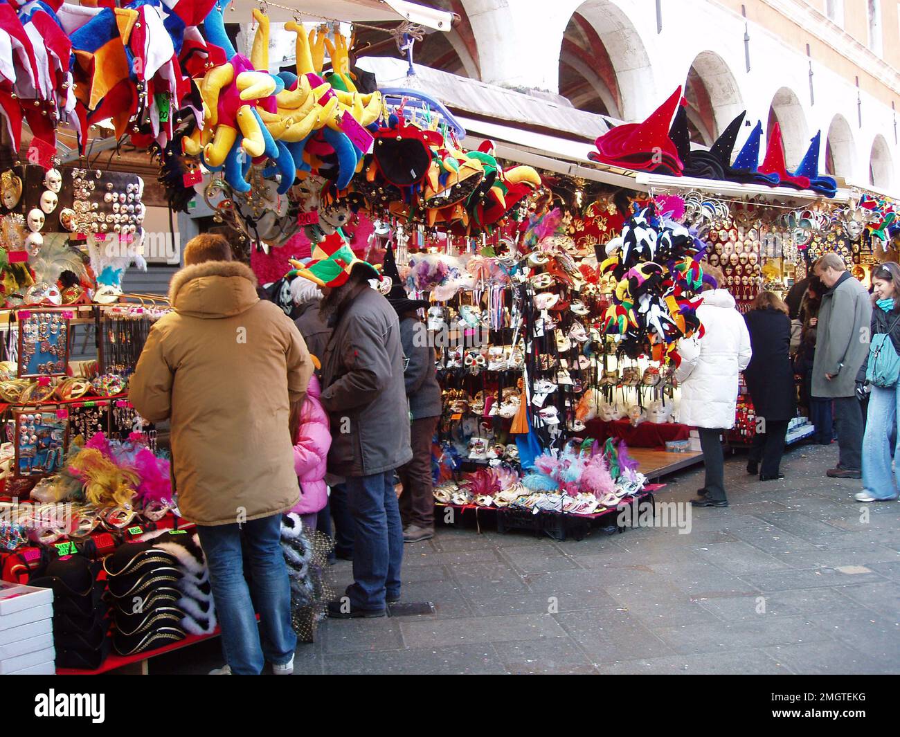Stände voller bunter Masken während des Venedig Karnevals. Venedig, Italien - 10 Feruary 2008 Stockfoto