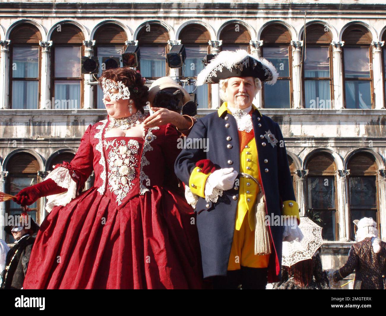 Ein Paar mittleren Alters bei einer venezianischen Kostümparade im 18. Jahrhundert auf der Piazza San Marco. Venedig, Italien - 10. Februar 2008 Stockfoto