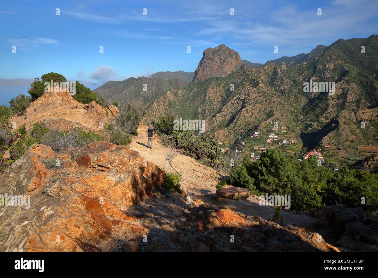 Allgemeiner Blick auf die Nordinsel in Richtung Vallehermoso, La Gomera, Kanarische Inseln, Spanien, mit Roque el Cano im Hintergrund Stockfoto