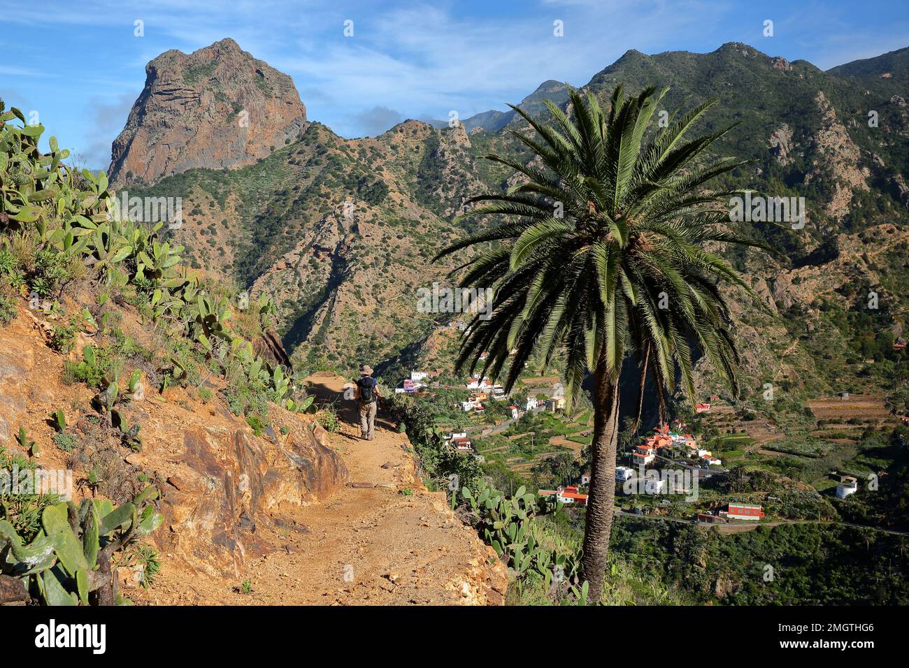 Allgemeiner Blick auf die Nordinsel in Richtung Vallehermoso, La Gomera, Kanarische Inseln, Spanien, mit Roque el Cano im Hintergrund Stockfoto