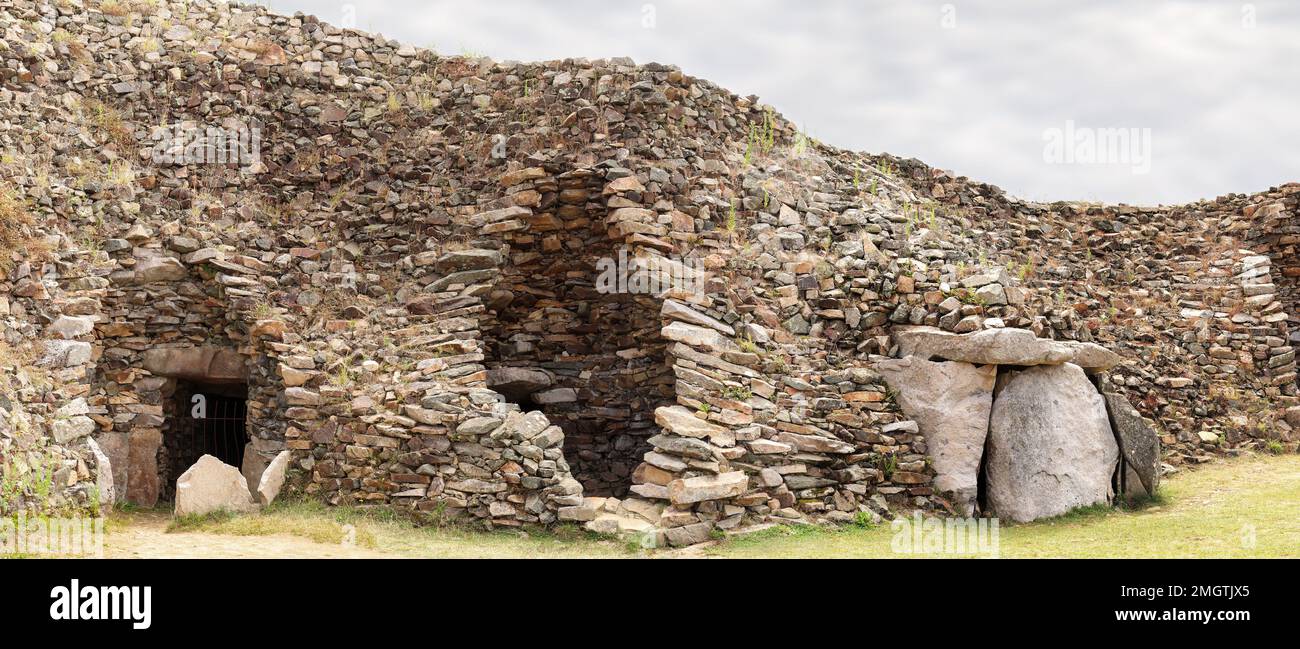 Cairn de Barnenez ist ein jungsteinzeitlicher Steinhügel in der Nähe von Plouezoc'h in der Bretagne Stockfoto