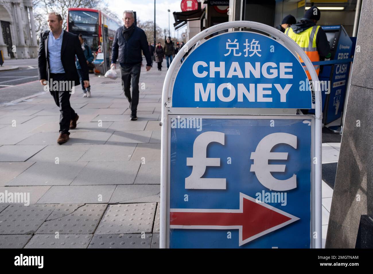 Geldwechsel-Shop hauptsächlich für Touristen in der Oxford Street am 9. Januar 2023 in London, Großbritannien. In diesen Geschäften können Kunden Währungen auf der Grundlage eines Wechselkurses zwischen den beiden Währungen wechseln. Stockfoto