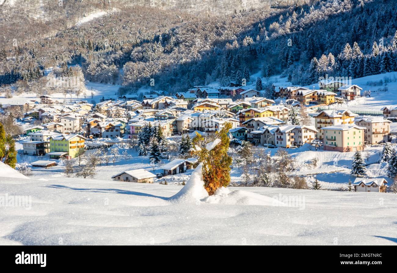 Wunderschöne Winterberge schneebedeckte Landschaft an sonnigen Tagen. Andalo, Adamello Brenta Naturpark, Trentino Alto Adige, Norditalien. Stockfoto