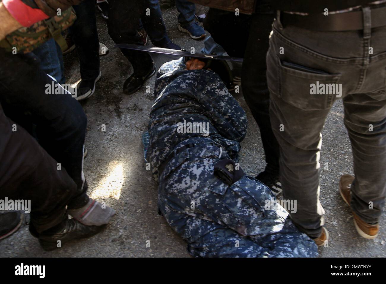 Beirut, Libanon. 26. Januar 2023. Eine libanesische Aufruhr-Polizei bedeckt sein Gesicht mit seinem Schild, während er während der Zusammenstöße am Eingang des Justizministeriums in Beirut zwischen Aktivisten liegt, Dort versammeln sich Aktivisten und Verwandte sowie Familien von Opfern der Explosion im Hafen von Beirut von 2020, um gegen eine Entscheidung des libanesischen Oberstaatsanwalts zu protestieren, der den Richter angeklagt hat, der die Untersuchung der Explosion, bei der mehr als 200 Menschen ums Leben kamen und die Freilassung von Verdächtigen in Haft angeordnet hat, leitete. Kredit: Marwan Naamani/dpa/Alamy Live News Stockfoto