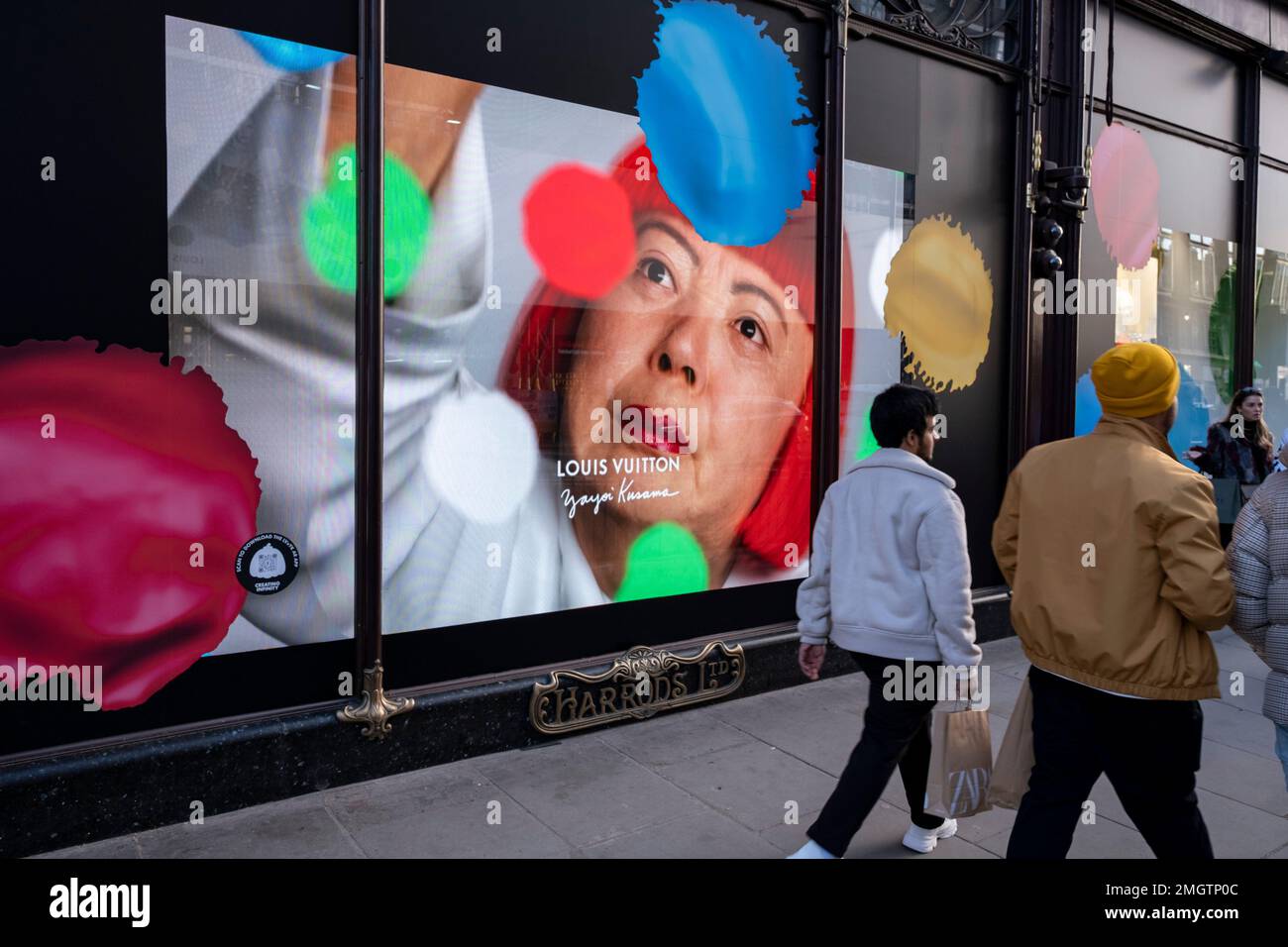 Yayoi Kusama Kollektion mit Modehaus Louis Vuitton vor dem Kaufhaus Harrods in Knightsbridge am 13. Januar 2023 in London, Großbritannien. In ihrer zweiten Zusammenarbeit mit der französischen Designerin wurde das Innere und Äußere des berühmten Ladens mit Kusamas Markenzeichen-Polka-Punkten übernommen. Die Kollektion umfasst Herren- und Damenbekleidung, Taschen, Schuhe, Accessoires, Gepäck, Und Duftstoffe. Yayoi Kusama ist ein zeitgenössischer japanischer Künstler, der in erster Linie in der Skulptur und der Installation innerhalb konzeptioneller Kunst arbeitet. Sie wurde als eine der wichtigsten lebenden Künstlerinnen anerkannt Stockfoto