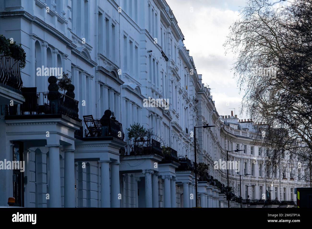 Reihenhäuser in den Westbourne Gardens in der exklusiven Gegend von Bayswater in der Nähe von Royal Oak am 13. Januar 2023 in London, Großbritannien. Traditionell wohlhabende Teile von West London haben sich zu neuen wohlhabenden Spielplätzen der Superreichen entwickelt, mit Zuströmen von ausländischem Geld, insbesondere aus dem Nahen Osten, Russland und China. Laut einer aktuellen Studie einer führenden Immobilienagentur, die sich auf hochwertige Immobilien spezialisiert hat, sind in der britischen Hauptstadt mehr Menschen mit hohem Nettowert und ultrahohem Nettowert als in jeder anderen Stadt der Welt zu Hause. Stockfoto