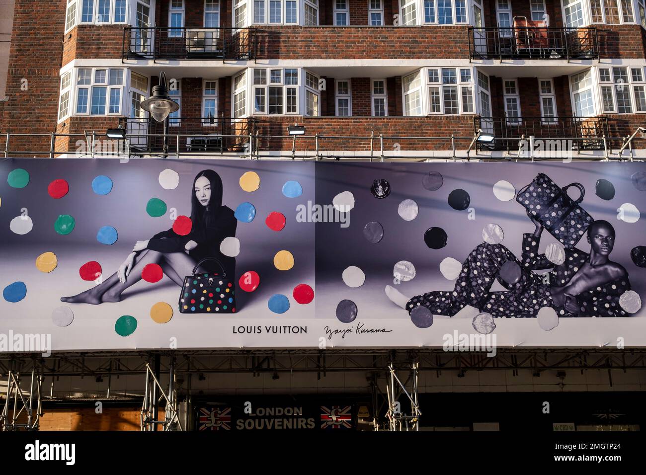 Yayoi Kusama Kollektion mit Modehaus Louis Vuitton vor dem Kaufhaus Harrods in Knightsbridge am 13. Januar 2023 in London, Großbritannien. In ihrer zweiten Zusammenarbeit mit der französischen Designerin wurde das Innere und Äußere des berühmten Ladens mit Kusamas Markenzeichen-Polka-Punkten übernommen. Die Kollektion umfasst Herren- und Damenbekleidung, Taschen, Schuhe, Accessoires, Gepäck, Und Duftstoffe. Yayoi Kusama ist ein zeitgenössischer japanischer Künstler, der in erster Linie in der Skulptur und der Installation innerhalb konzeptioneller Kunst arbeitet. Sie wurde als eine der wichtigsten lebenden Künstlerinnen anerkannt Stockfoto