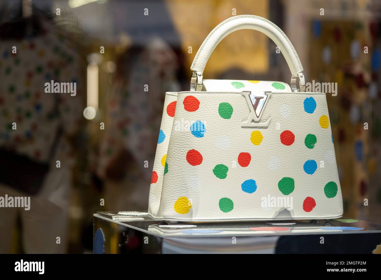 Yayoi Kusama Kollektion mit Modehaus Louis Vuitton vor dem Kaufhaus Harrods in Knightsbridge am 13. Januar 2023 in London, Großbritannien. In ihrer zweiten Zusammenarbeit mit der französischen Designerin wurde das Innere und Äußere des berühmten Ladens mit Kusamas Markenzeichen-Polka-Punkten übernommen. Die Kollektion umfasst Herren- und Damenbekleidung, Taschen, Schuhe, Accessoires, Gepäck, Und Duftstoffe. Yayoi Kusama ist ein zeitgenössischer japanischer Künstler, der in erster Linie in der Skulptur und der Installation innerhalb konzeptioneller Kunst arbeitet. Sie wurde als eine der wichtigsten lebenden Künstlerinnen anerkannt Stockfoto