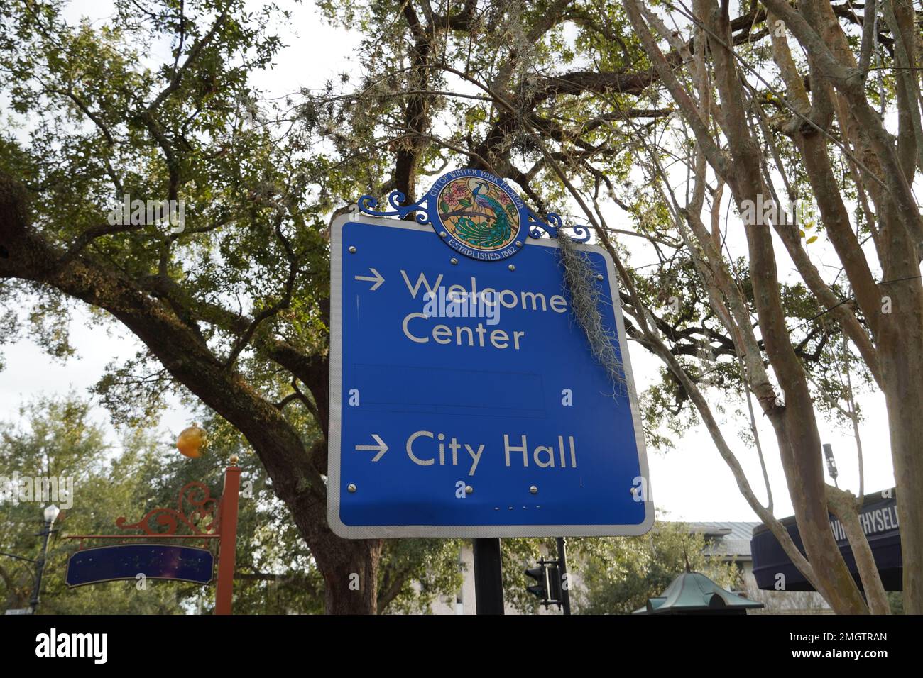 WINTER PARK, FLORIDA, USA - 2. Januar 2022: View of the Sign Welcome Center and City Hall Wegbeschreibungen Foto Stockfoto