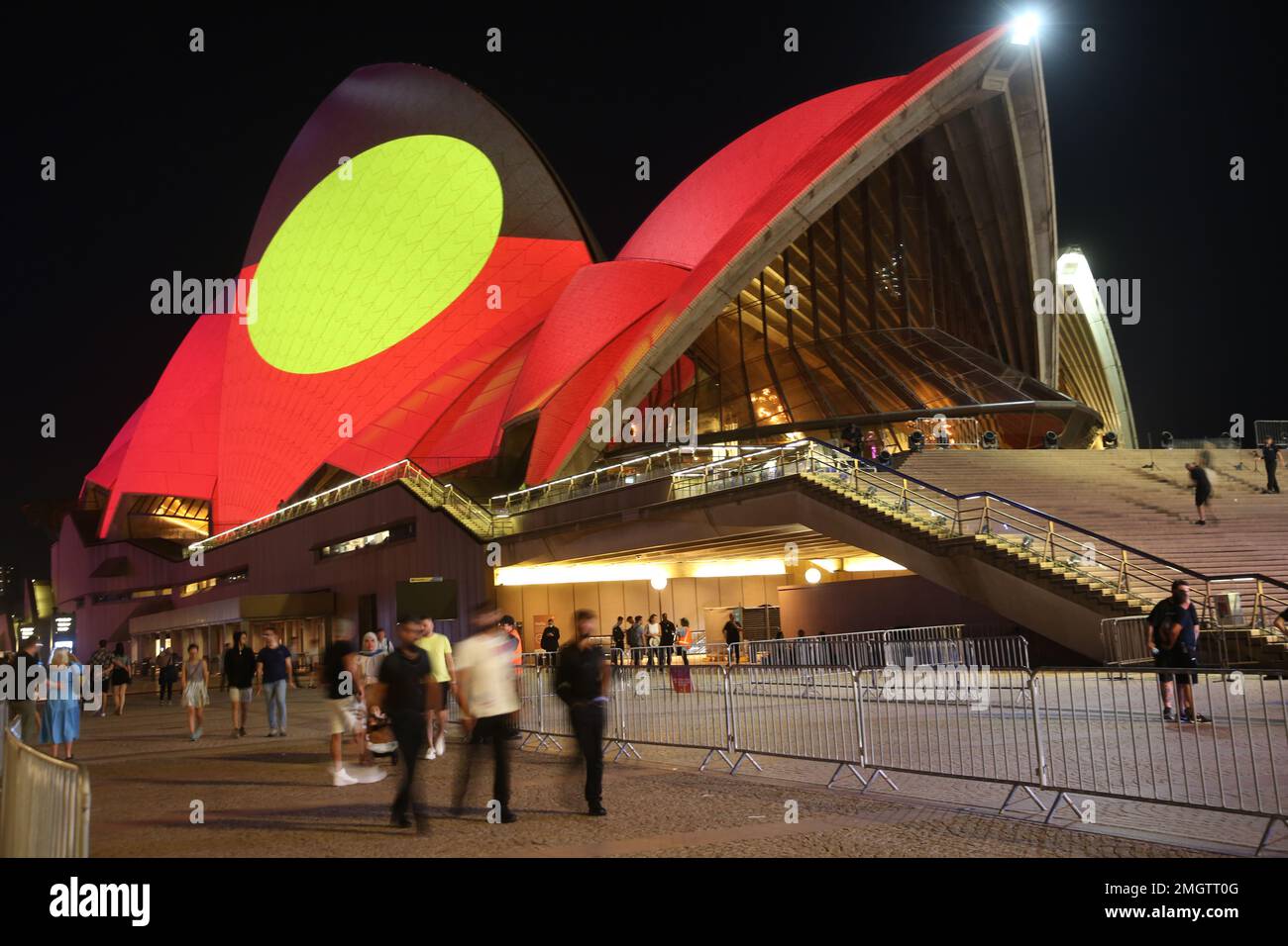 Sydney, Australien. 26. Januar 2023 Die Segel des Opernhauses von Sydney wurden anlässlich des Australientages mit einheimischen Kunstwerken beleuchtet. Die Kunstwerke der Kamilaroi-Frau Rhonda Sampson wurden auf die Segel des Opernhauses sowie auf die australischen und Aborigines-Flaggen projiziert. Im Bild: Die Aborigines-Flagge. Kredit: Richard Milnes/Alamy Live News Stockfoto