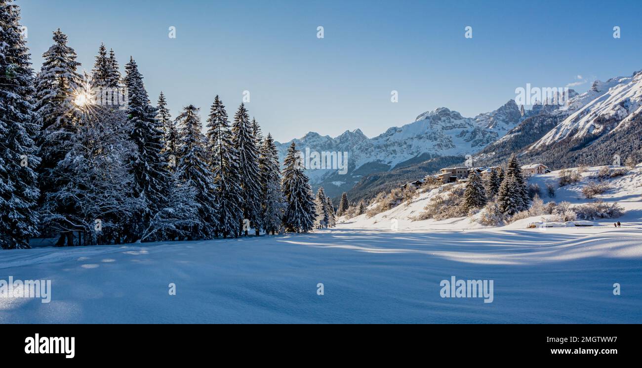 Winterlandschaft mit schneebedeckten Bergen an einem sonnigen Tag. Andalo Village, Adamello Brenta Natural Park, Trentino Alto Adige, Norditalien, Europaeisch Stockfoto