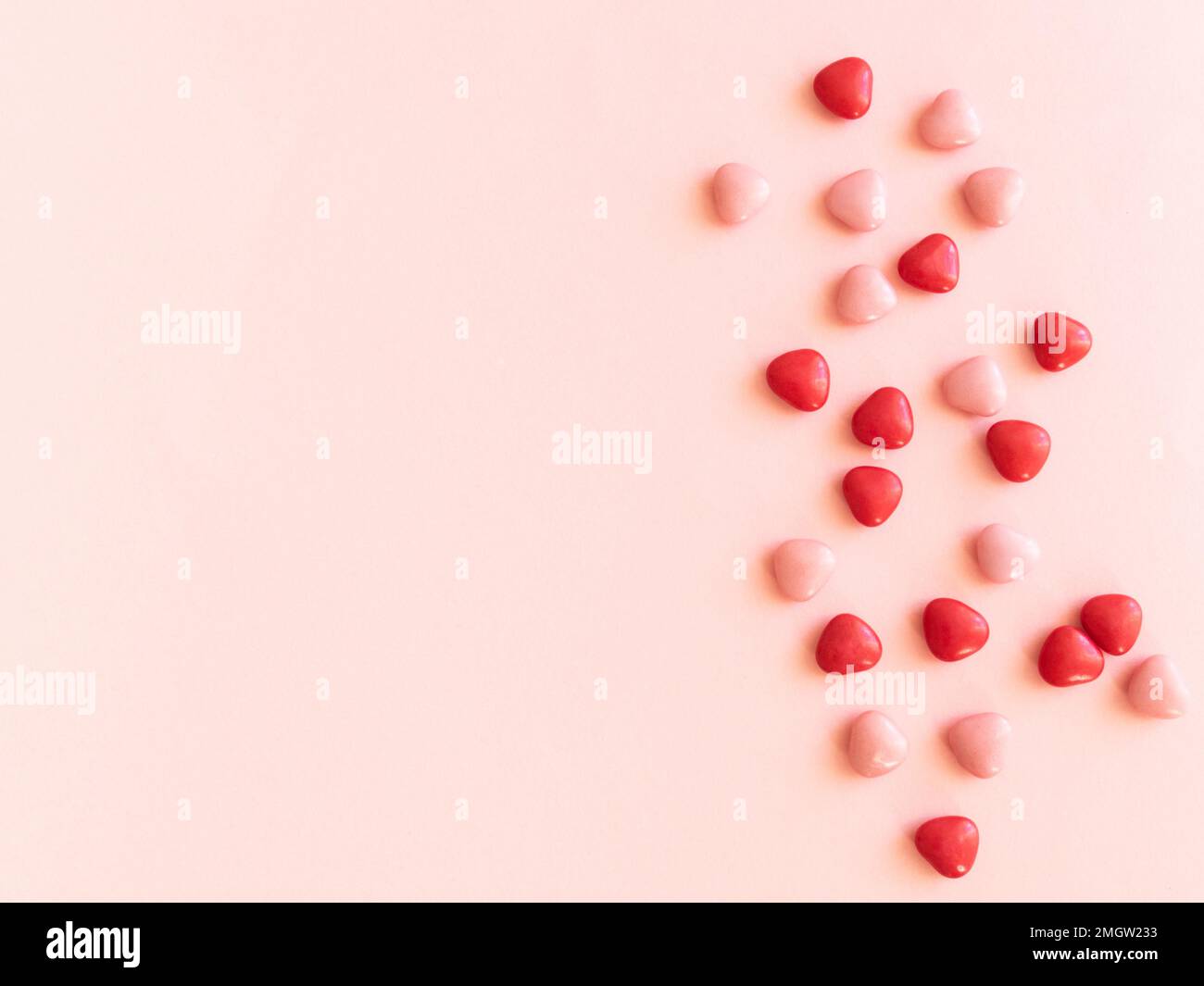 Pinkfarbener Valentinstag-Hintergrund mit verschiedenen süßen Herzen. Valentinstagskonzept für Design. Draufsicht. Flach verlegt. Speicherplatz kopieren Stockfoto