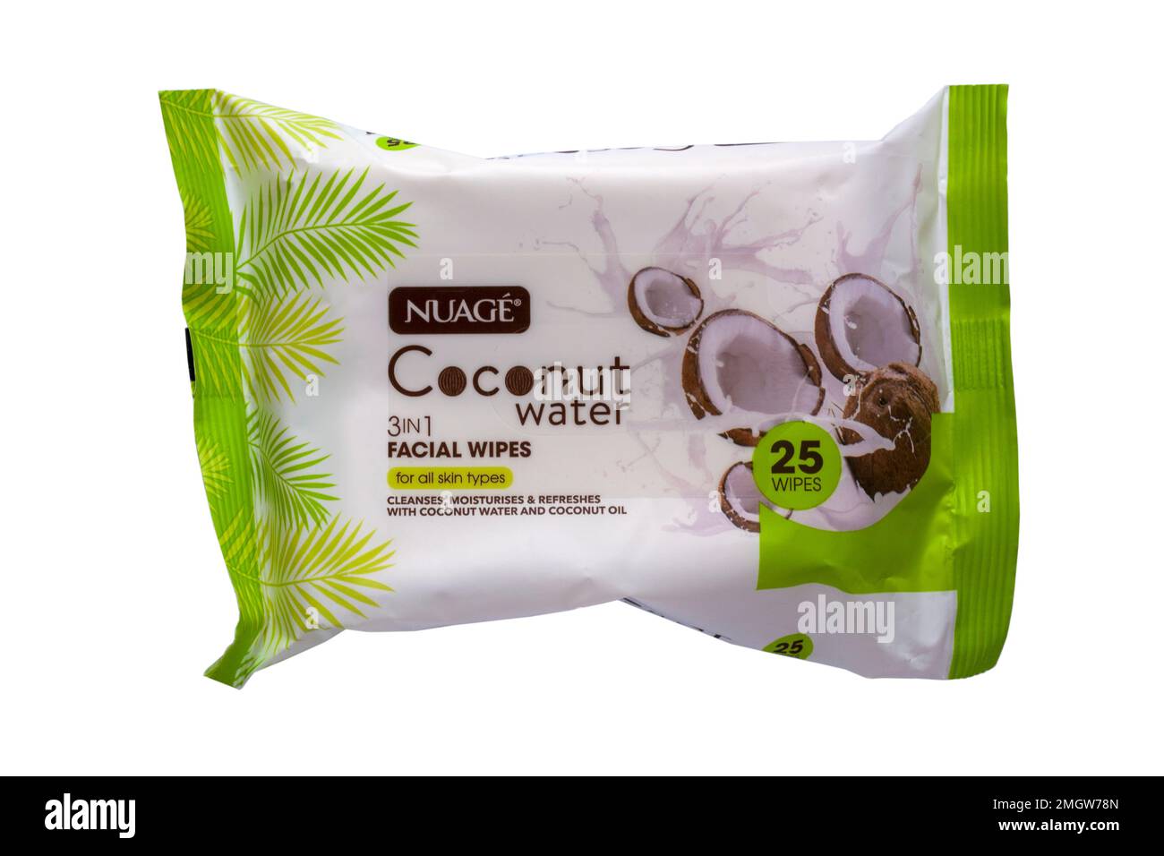 Nuage Coconut Water 3-in-1-Gesichtstücher für alle Hauttypen reinigt und erfrischt mit Kokoswasser und Kokosöl, isoliert auf weiß Stockfoto