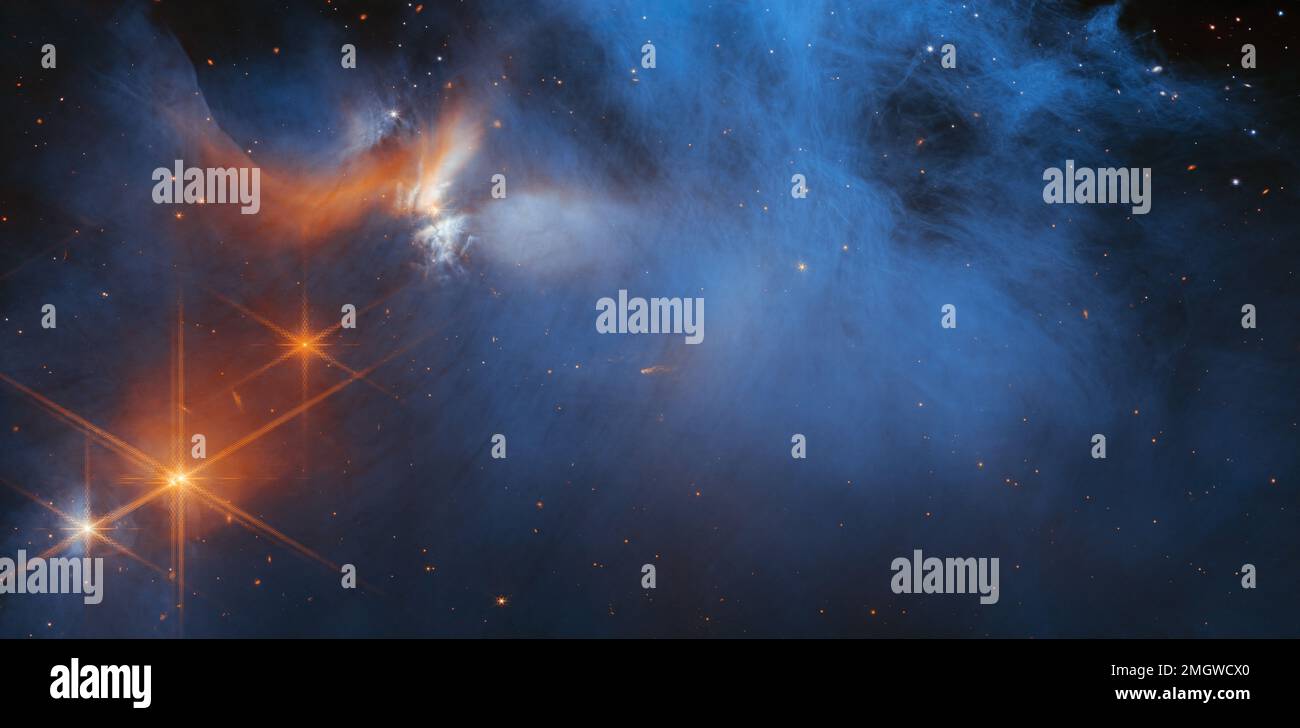 Die zentrale Region der dunklen molekularen Wolke Chamaeleon I, die sich 630 Lichtjahre entfernt vom James Webb Weltraumteleskop befindet. Dies ist das Bild mit der höchsten verfügbaren Auflösung. Das kalte, klitzekleine Wolkenmaterial (blau, Mitte) wird im Infrarotlicht durch das Leuchten des jungen Protostar CED 110 IRS 4 (orange, oben links) beleuchtet. Das Licht von zahlreichen Hintergrundsternen, die als orangefarbene Punkte hinter der Wolke gesehen werden, kann verwendet werden, um Eis in der Wolke zu erkennen, die das Sternenlicht absorbieren, das sie durchdringt. Credit: NASA, ESA, CSA & M.Zamani M. K.McClure, F.Sun, Z.Smith und das Ice Age ERS Team Stockfoto