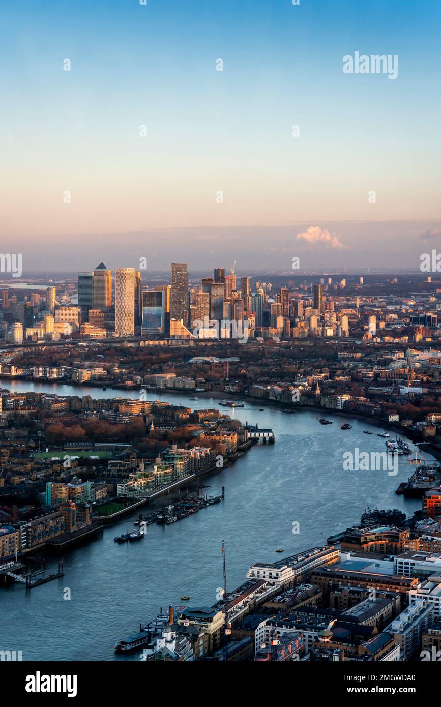 Blick auf die Themse und Canary Wharf bei Sonnenuntergang von The Shard, London, Großbritannien. Stockfoto