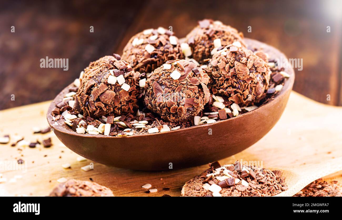 Schokoladenei mit Füllung, typisch brasilianisches Osterdessert, brasilianisches Essen Stockfoto