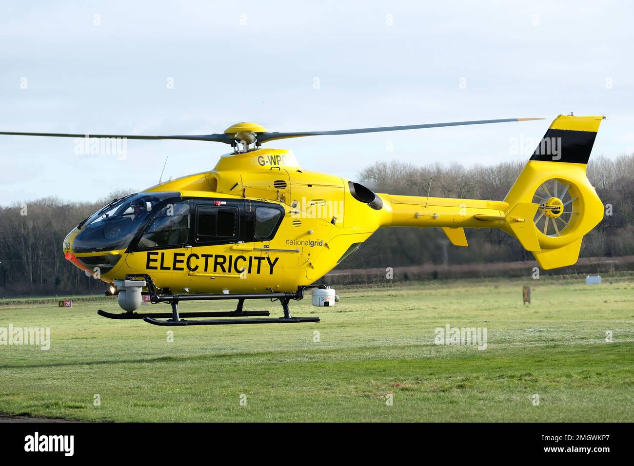 National Grid Electricity EC135 Helikopter mit Sensor-Pods für die Inspektion von Stromleitungen vom Januar 2023 Stockfoto