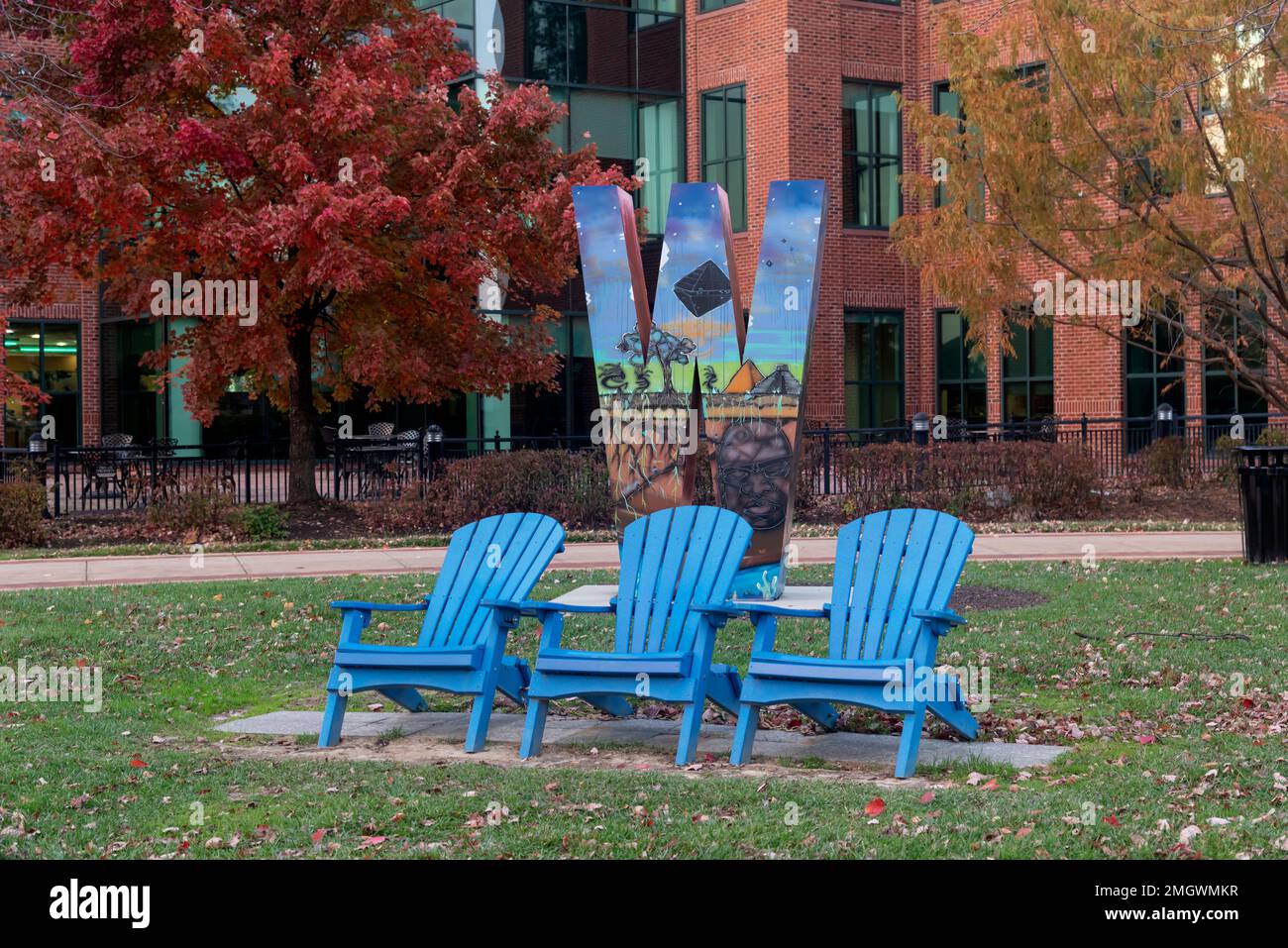 Drei blaue Holzstühle für Besucher, Wilmington's Riverfront, Wilmington, Delaware, USA Stockfoto