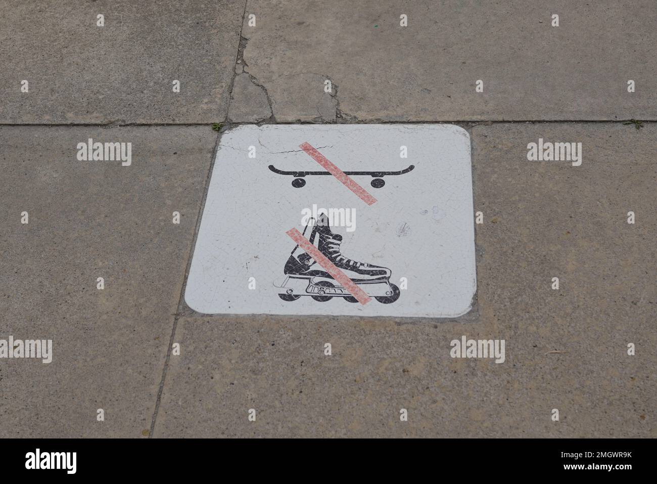 Kein Rollschuhlaufen und Skateboarden rotes Verbotsschild auf dem Straßenboden bedeutet, dass Skateboard und Rollschuhlaufen nicht erlaubt sind Stockfoto