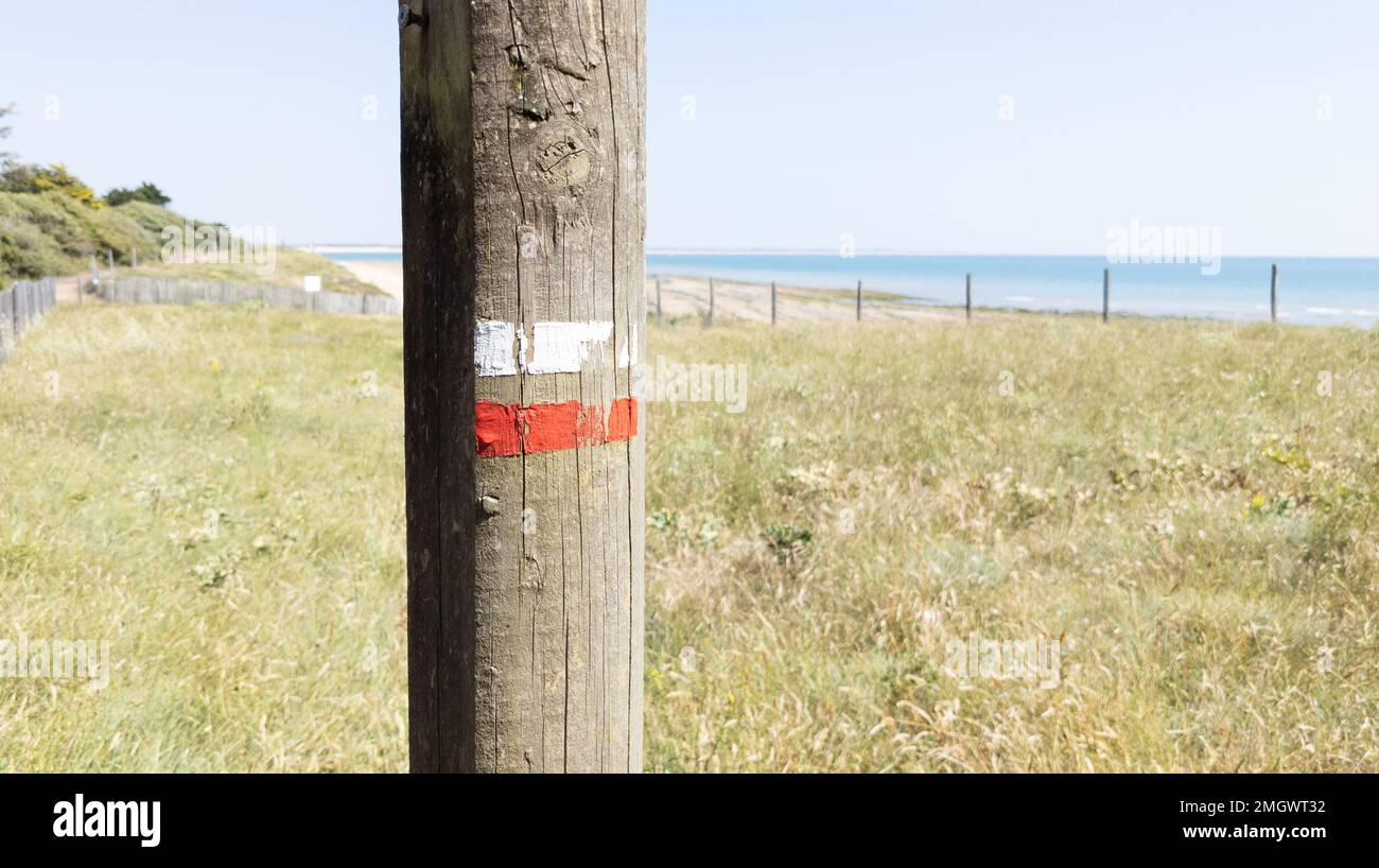 Farbige Markierungen für Wander- und Wanderwege an der natürlichen Küste des Meeres Stockfoto