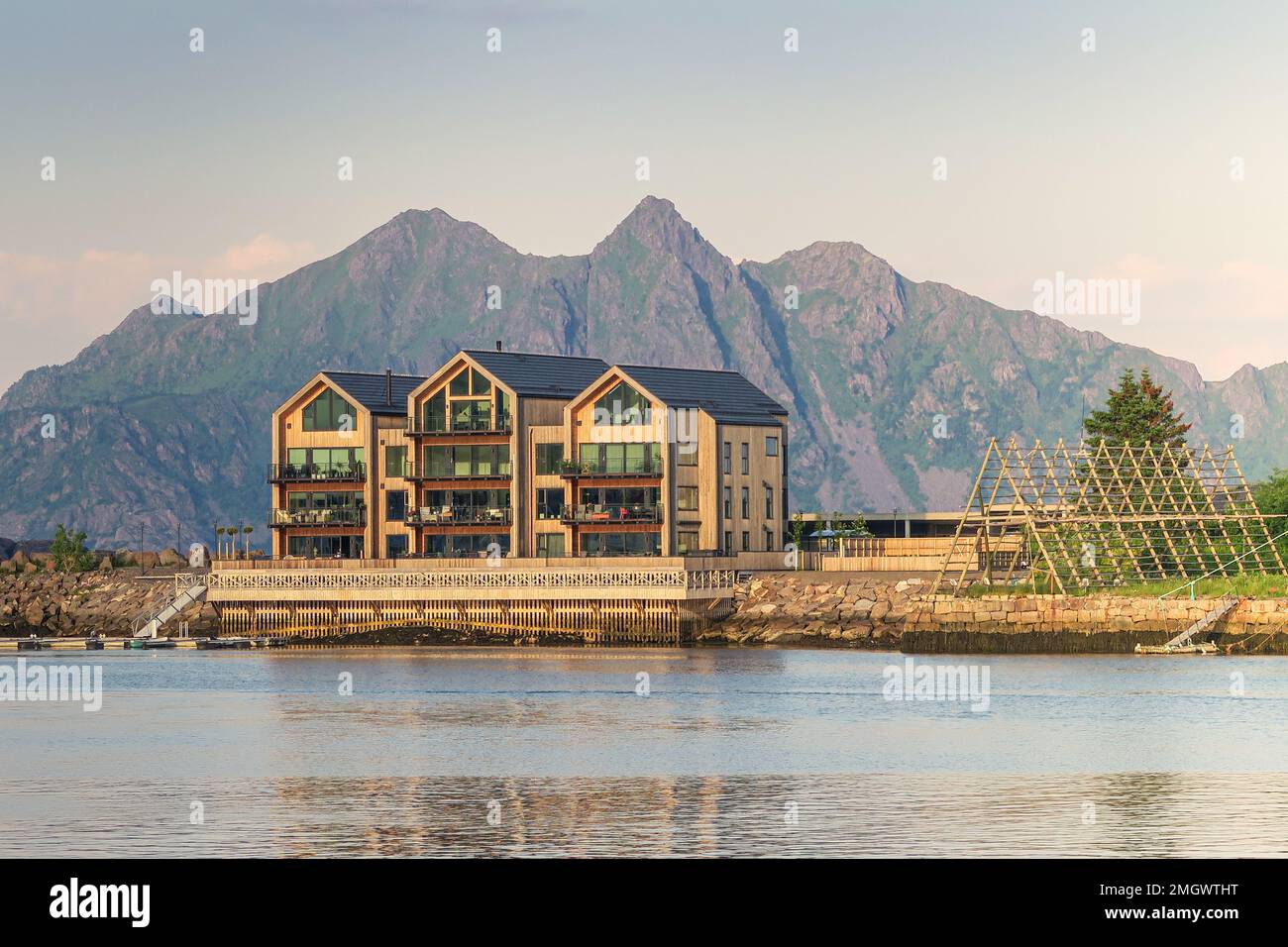 Goldene Stunde und Reflexionen des Rorbuers auf dem Wasser in Svolvaer, Austvågøya, Lofoten-Inseln, Norwegen Stockfoto