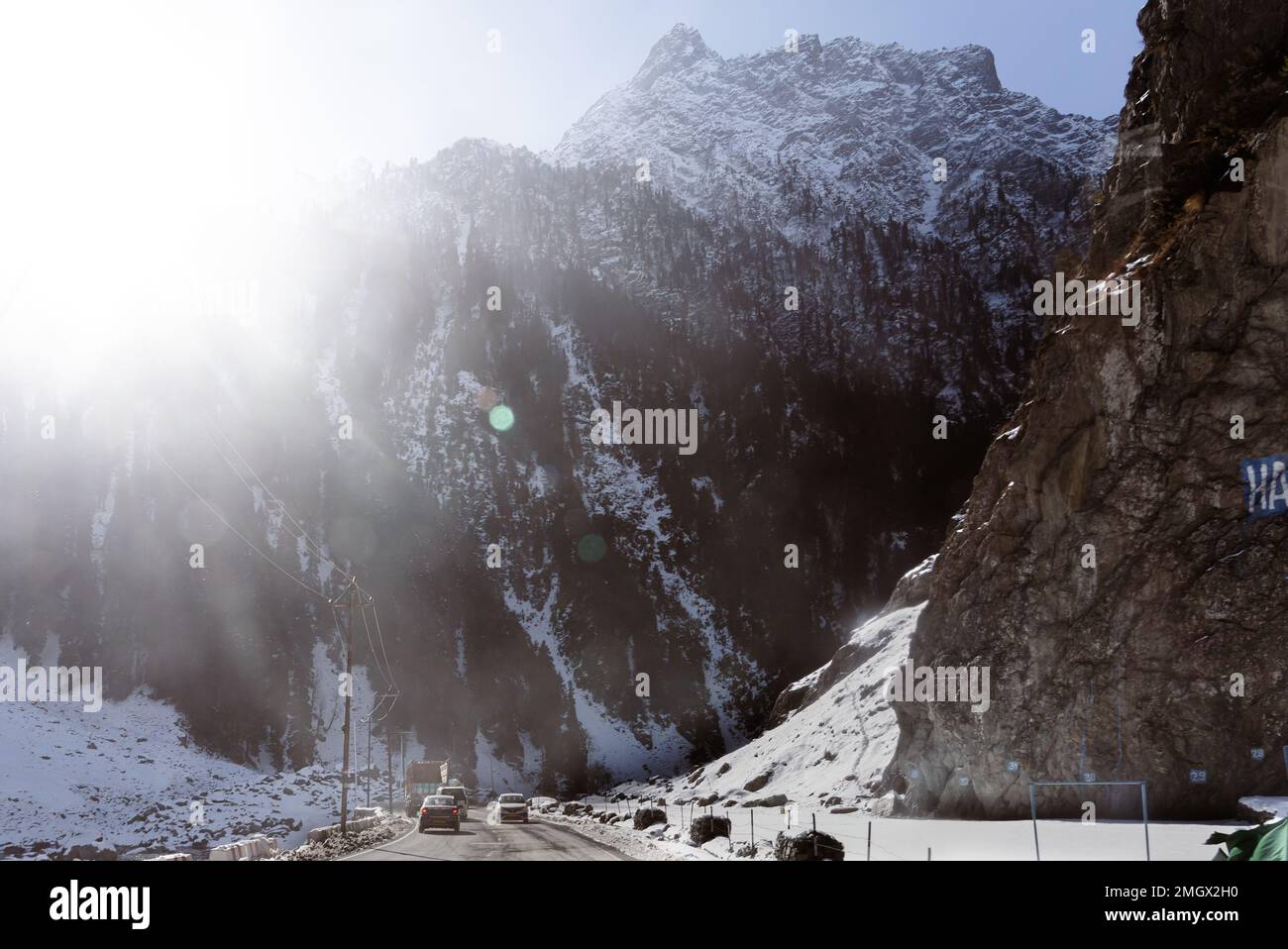 Auf dem Weg neben einem großen Berg in Jammu und Kaschmir. Stockfoto