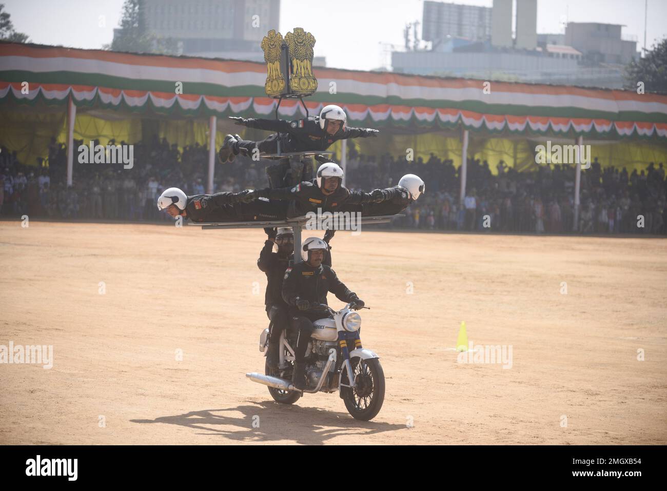 Bangalore, Indien. 26. Januar 2023. Mitglieder eines Motorrad-Stuntteams des Army Service Corps treten am 26. Januar 2023 in Bangalore auf, Indien, um den Tag der indischen Republik zu feiern. Kredit: Str/Xinhua/Alamy Live News Stockfoto