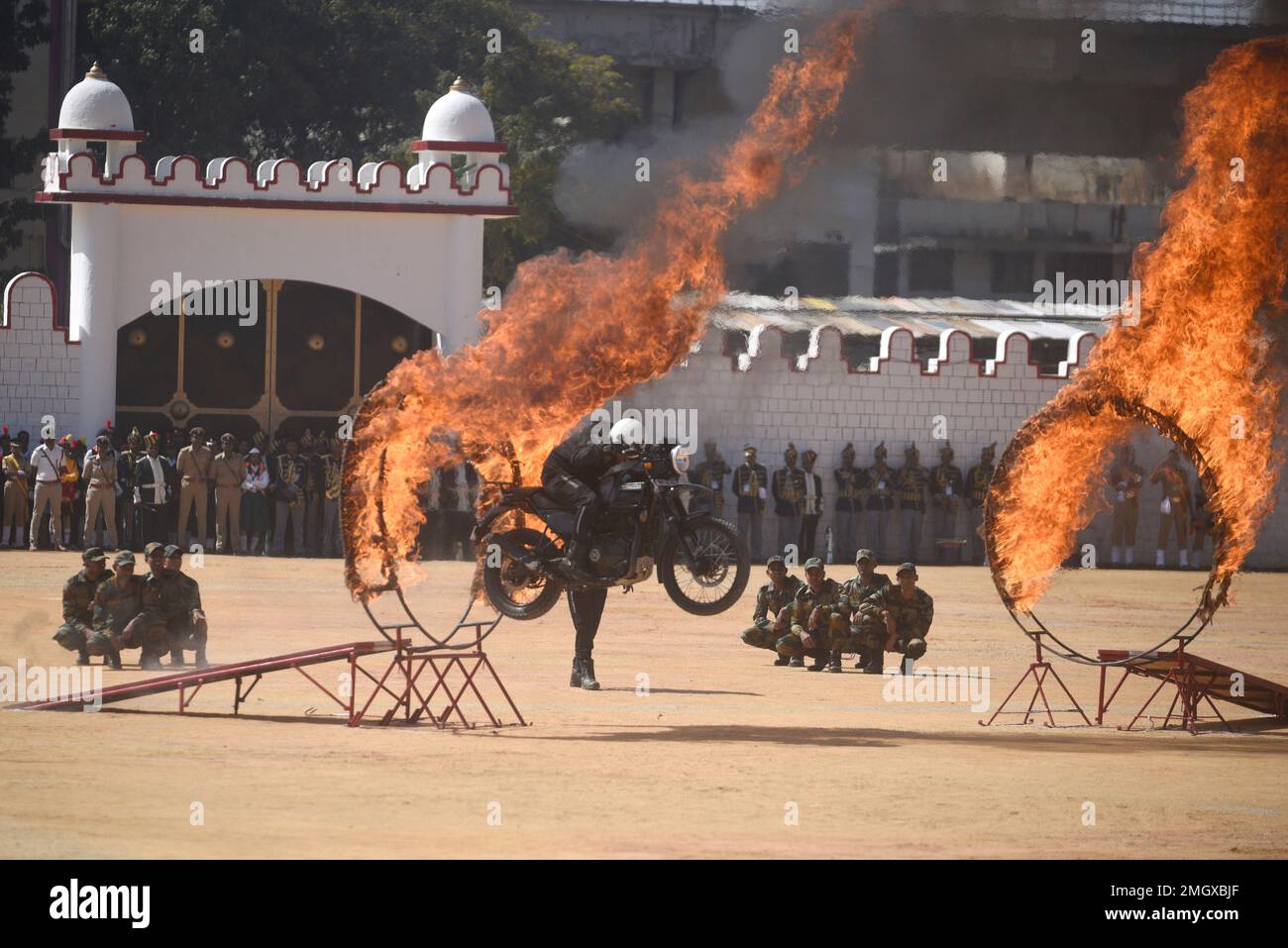 Bangalore, Indien. 26. Januar 2023. Mitglieder eines Motorrad-Stuntteams des Army Service Corps treten am 26. Januar 2023 in Bangalore auf, Indien, um den Tag der indischen Republik zu feiern. Kredit: Str/Xinhua/Alamy Live News Stockfoto