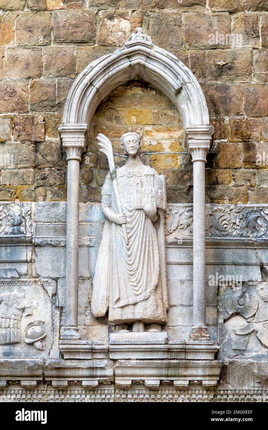 Romanisch-byzantinische Statue von San Giusto an der Fassade der Kathedrale, Triest, Italien Stockfoto