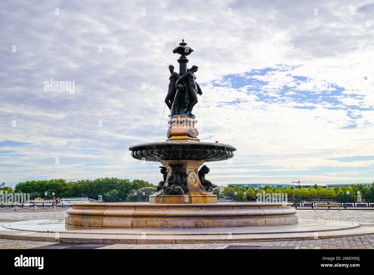 Bordeaux Place de la Bourse, berühmter Brunnenplatz, drei Gräben im Stadtzentrum von Bordeaux, Frankreich Stockfoto