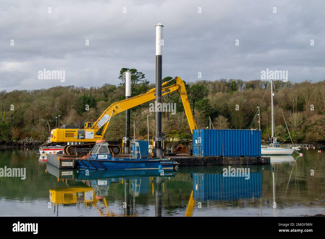 Mechanischer Digger auf Pontoon Stockfoto