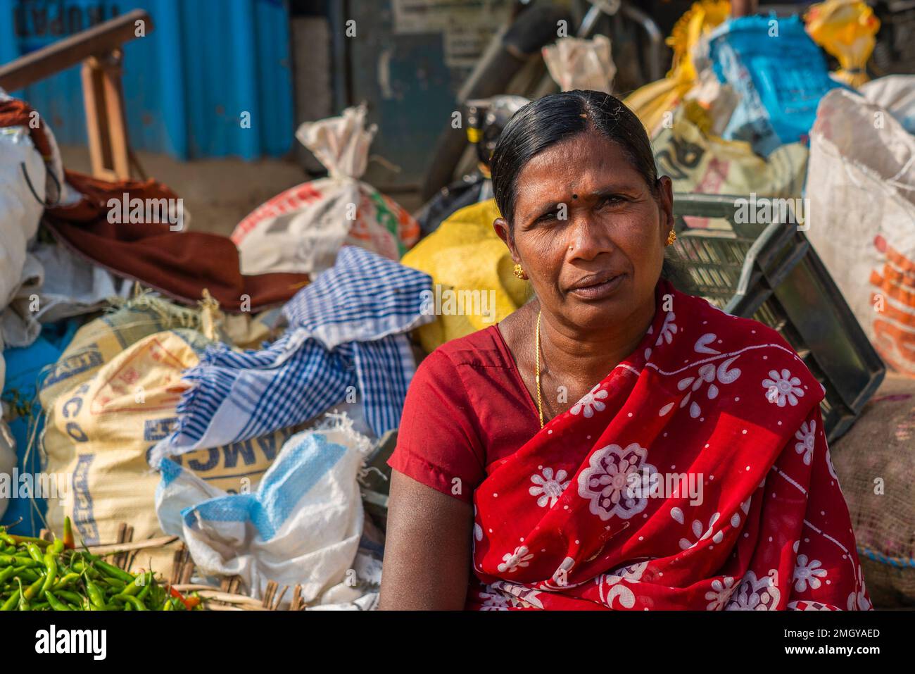 Puttaparthi, Indien - Januar 21,2023: Indische Frauen schauen in die Kamera, aus nächster Nähe, auf einen Gemüsemarkt Stockfoto