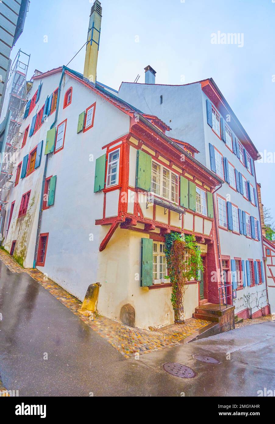 Mittelalterlicher Teil der Stadt Basel mit authentischen Schweizer Fachwerkhäusern in der Rheinsprung Straße, Schweiz Stockfoto
