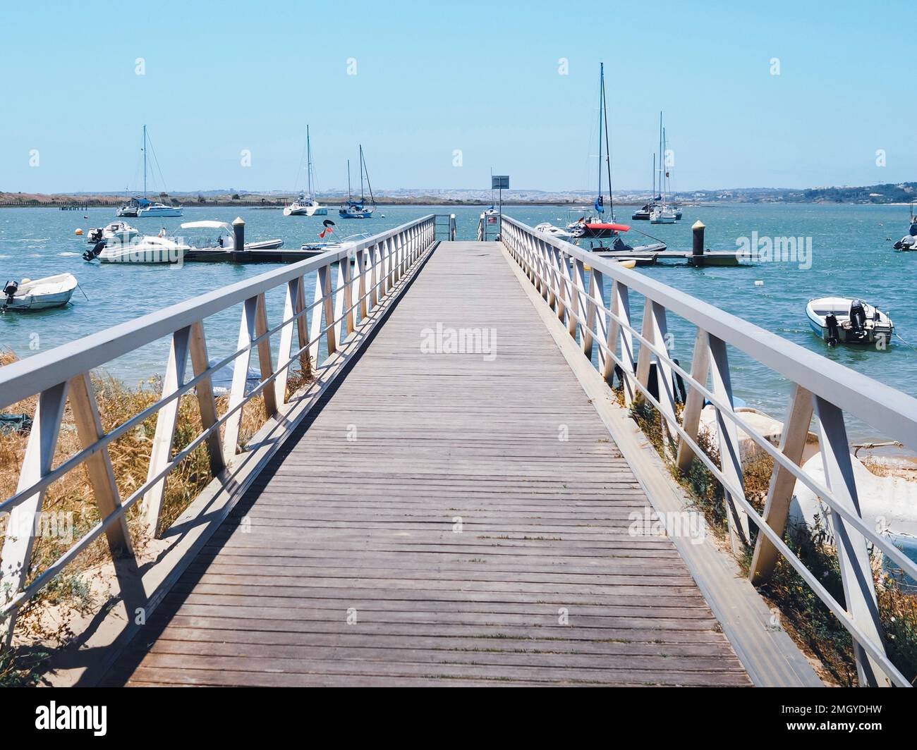 Boote im Wasser in Alvor, Algarve, Portugal Stockfoto