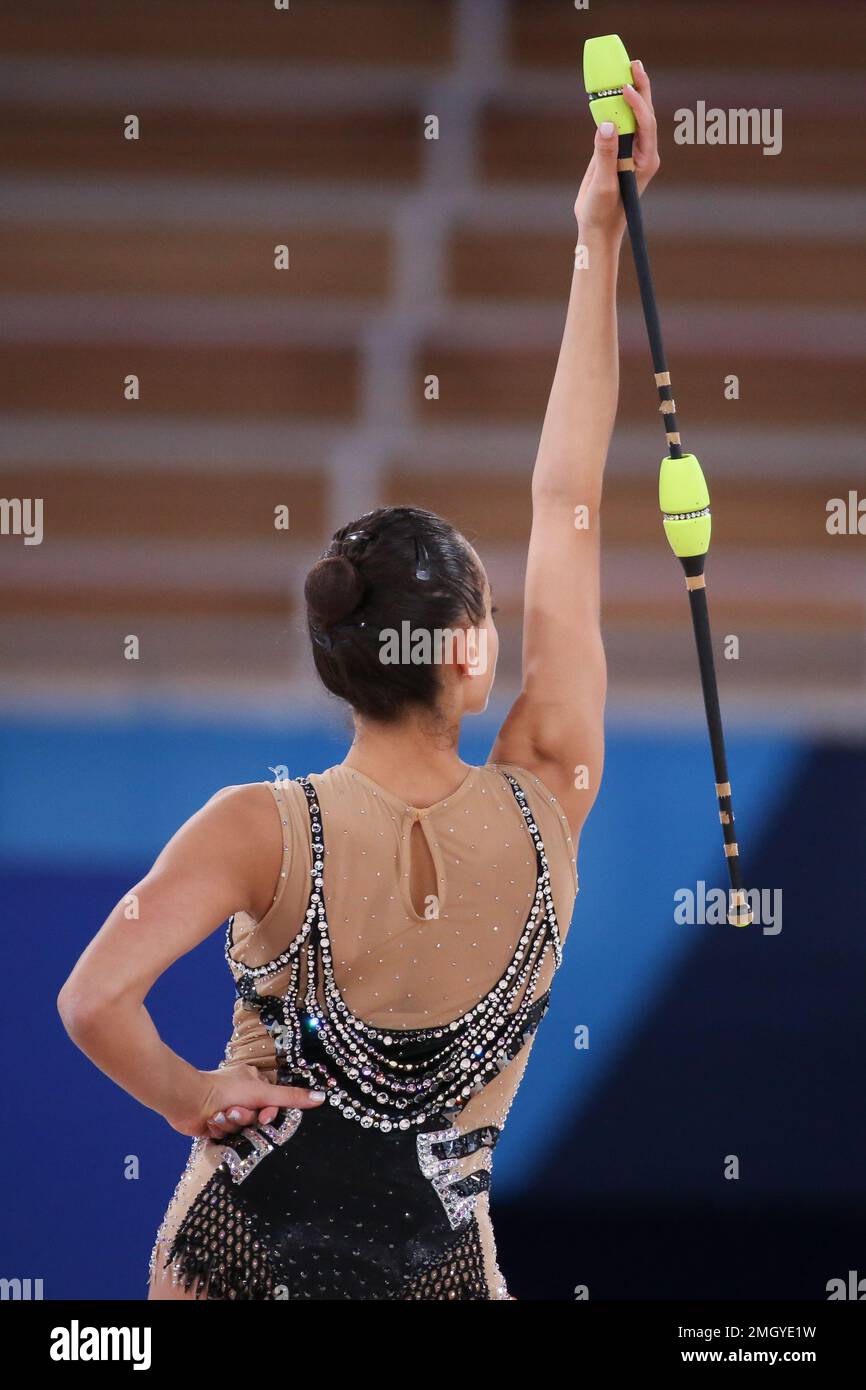 06. AUGUST 2021 - Tokio, Japan: Linoy ASHRAM von Israel tritt in den Clubs der Rhythmic Gymnastics Individual All-Around Qualification in Tokio auf Stockfoto