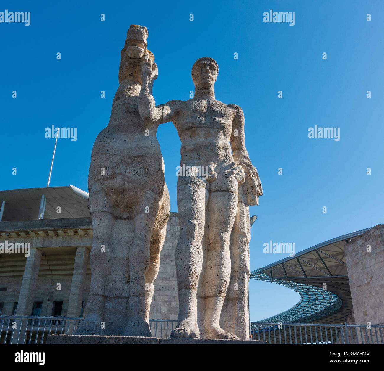 Die Skulptur aus der Nazizeit des Pferdes Tamer im Berliner Olympiastadion Stockfoto