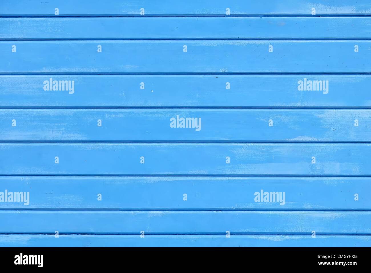 Ein einfaches Hintergrund- oder Tischbild. Das Foto zeigt einen blau symmetrisch gefütterten Abschnitt aus lackiertem Holz Stockfoto