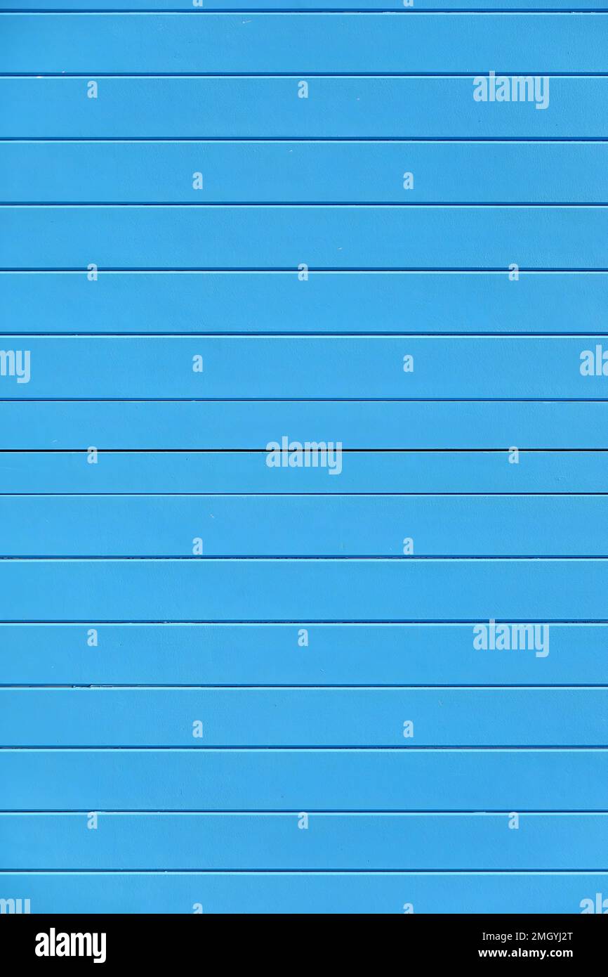 Ein einfaches Hintergrund- oder Tischbild. Das Foto zeigt einen blau symmetrisch gefütterten Abschnitt aus lackiertem Holz Stockfoto