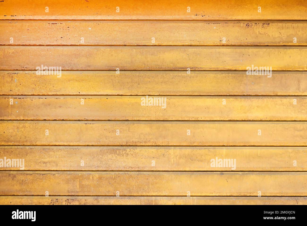 Ein einfaches Hintergrund- oder Tischbild. Das Foto zeigt eine gelbe, symmetrisch beschichtete Holztür oder Tischplatte Stockfoto
