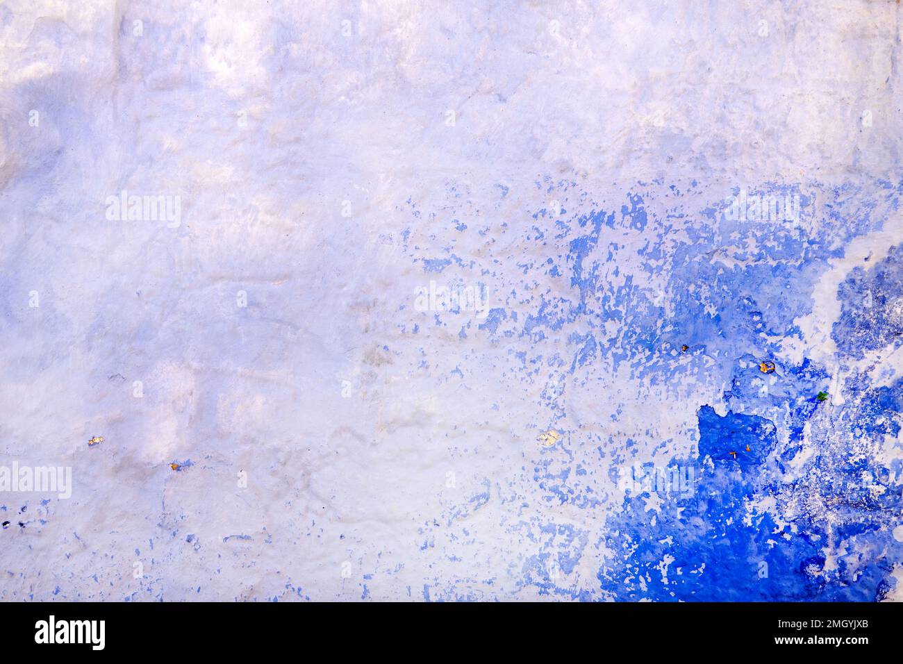 Ein einfaches Hintergrund- oder Tischbild. Das Foto zeigt eine raue gerenderte Wand. Weiß und blau mit mediterranem Flair Stockfoto