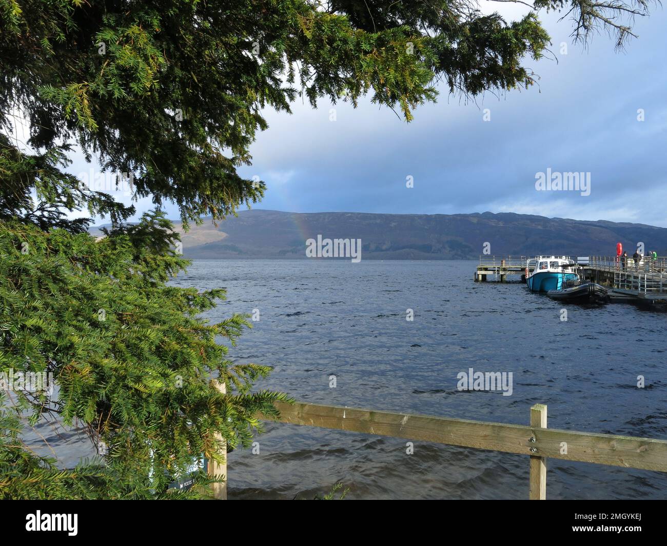 Schottische Seen und Berge: Blick über Loch Lomond vom Pier in Luss an einem kalten Wintertag. Stockfoto