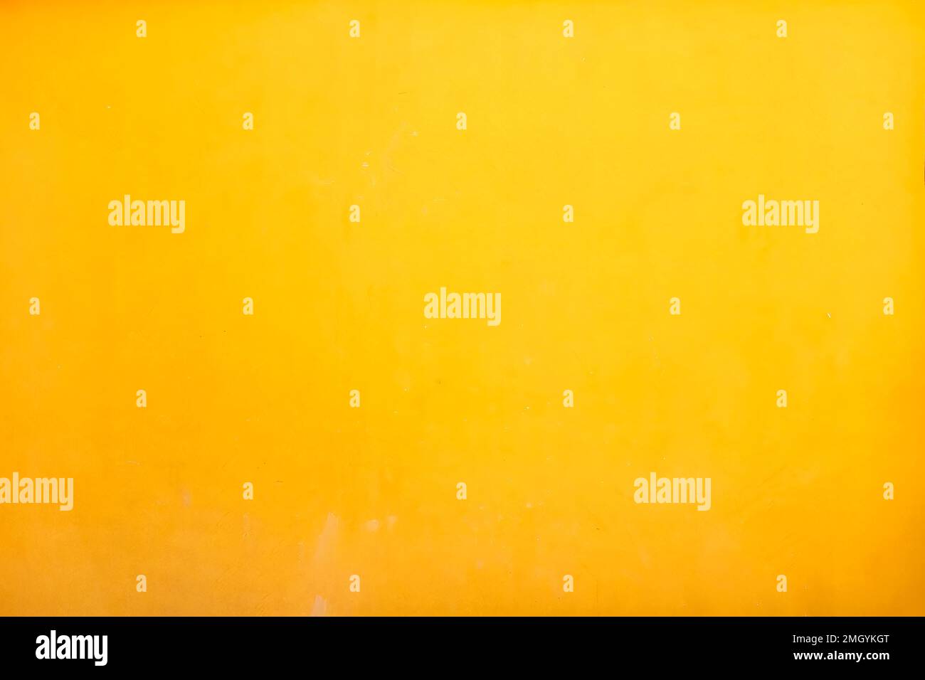 Ein einfaches Hintergrund- oder Tischbild. Das fotografierte Bild hat eine leicht gleichmäßige Textur und ist gelb-orange gefärbt Stockfoto