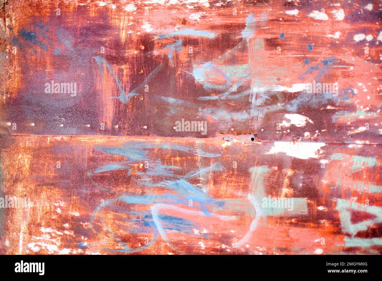 Ein Hintergrundbild eines rostigen Metallblechs. Das Blech ist abgenutzt und weist die Reste von Farbe mit einer insgesamt braunen Farbe auf Stockfoto