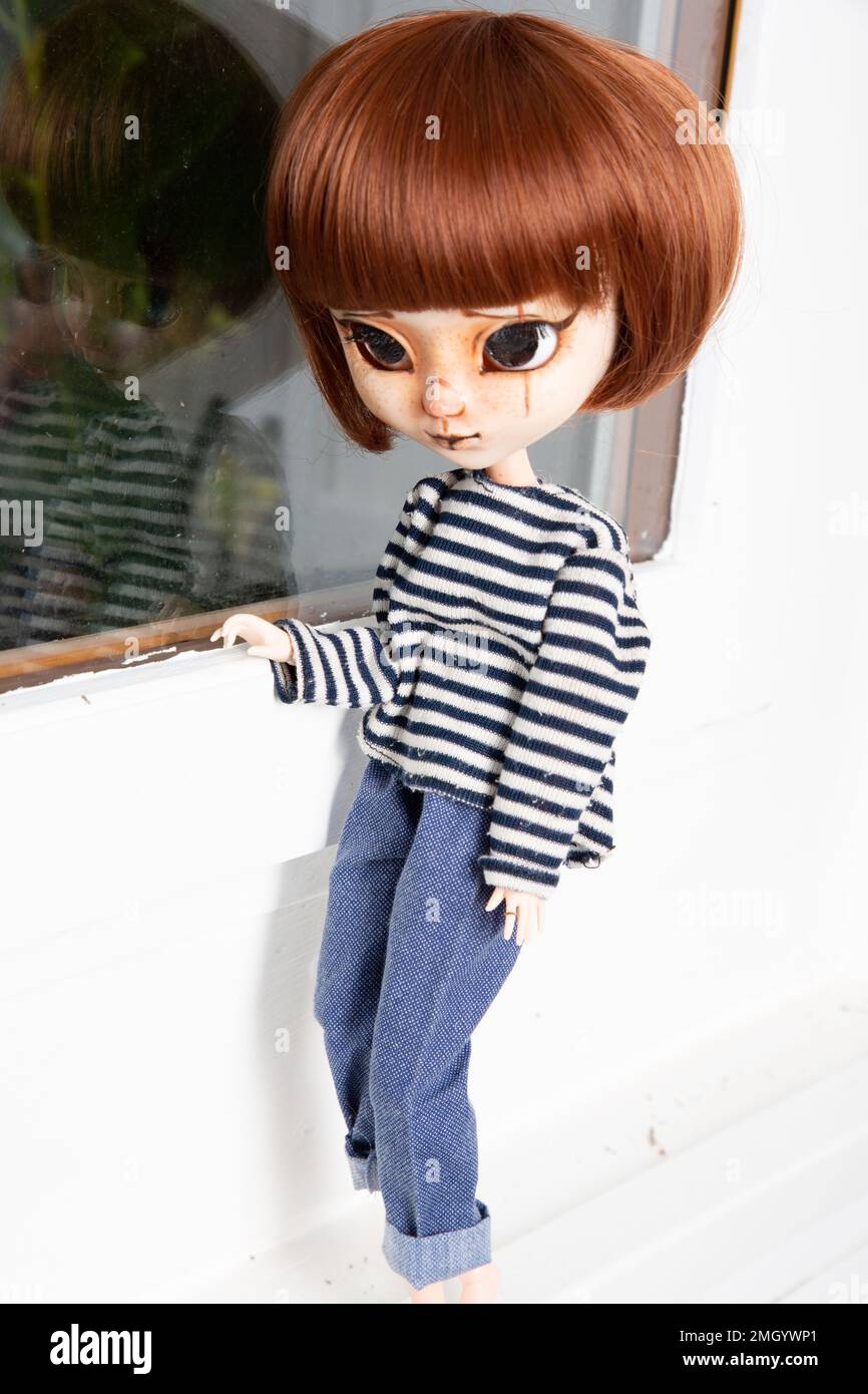 Puppe rote Haare in Jeans ausdrucksstarke Puppe mit großen Augen stehendes  Fenster hübsches Modemädchen Stockfotografie - Alamy