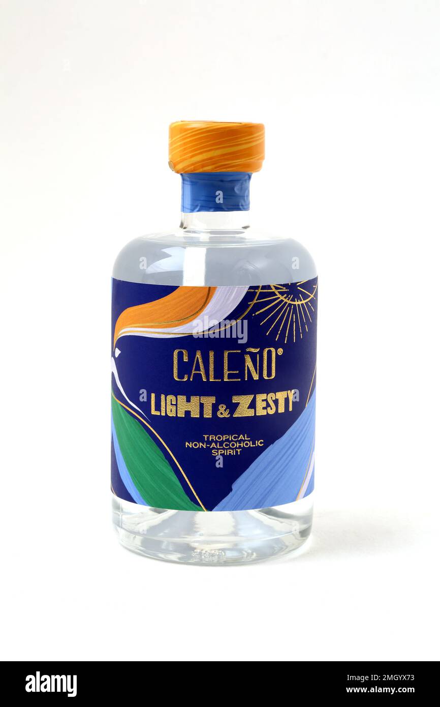 Caleno alkoholfreie tropische Gin Alternative - Inka-Beere, Ananas, Papaya, Koriander, Wacholderbeere, Grünes Kardamon und Zitronenschale Stockfoto